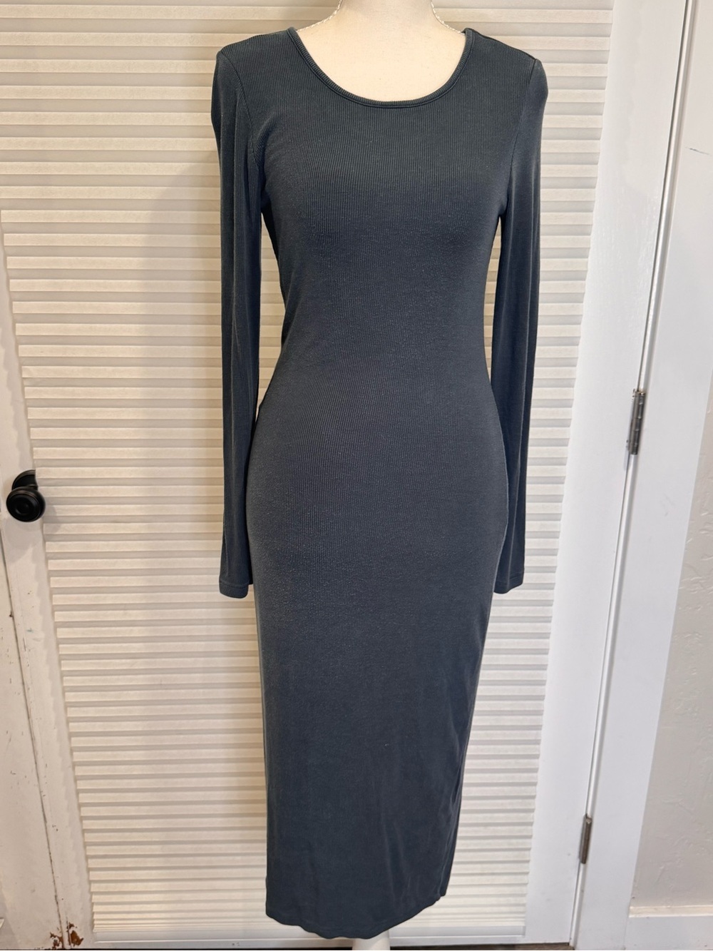 Quince Charcoal Long-Sleeve Scoop Neck Midi Dress 0965